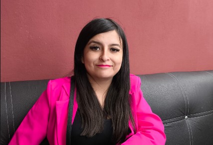 Antes del cambio: cabello negro, largo y liso.