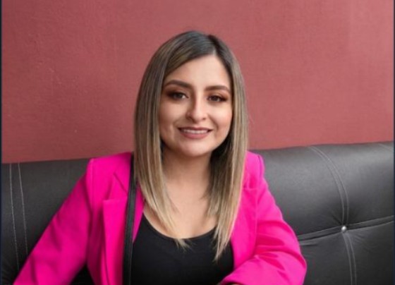 Después: melena rubia con balayage, a la altura del hombro.